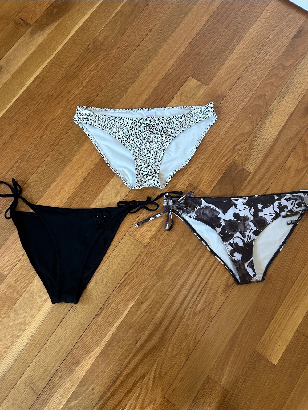 Lot of (3) bikini bottoms black & white H&M